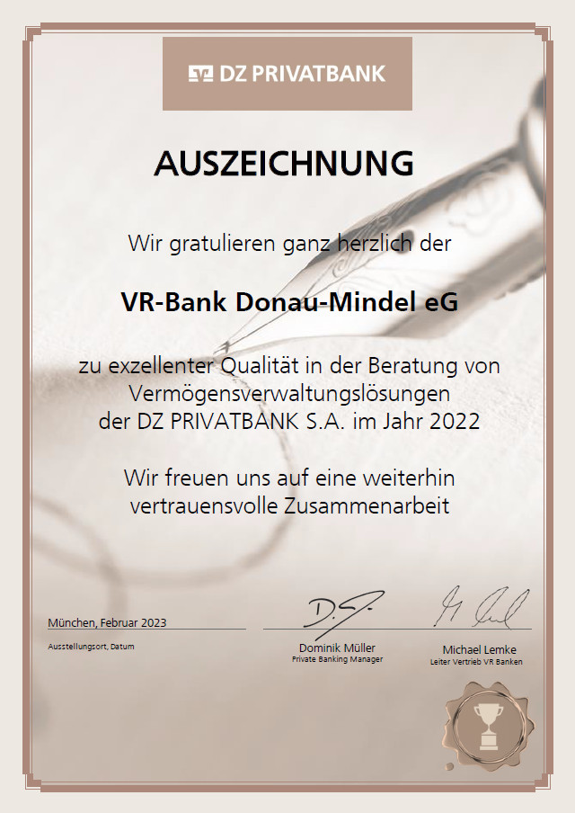 Eine Urkunde mit folgendem Text: Wir gratulieren ganz herzlich der VR-Bank Donau-Mindel eG zu exzellenter Qualität in der Beratung von Vermögensverwaltungslösungen der DZ Privatbank S.A. im Jahr 2022. Wir freuen uns auf eine weiterhin vertrauensvolle Zusammenarbeit. Ausstellungsort, Datum: München, Februar 2023 Dominik Müller Private Banking Manager Michael Lemke Leiter Vertrieb VR Banken