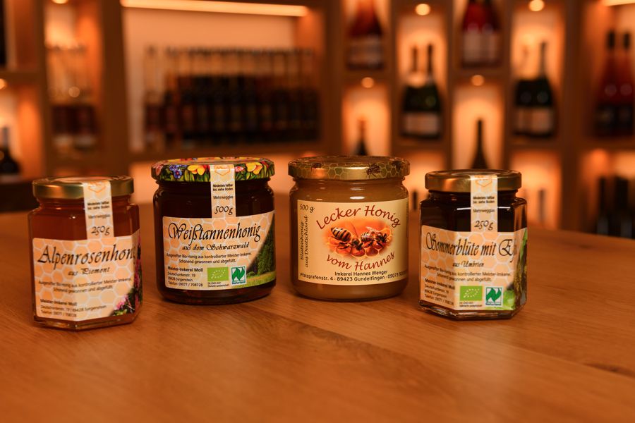 Ausstellung von verschiedenen Aufstrichen im Schraubglas.