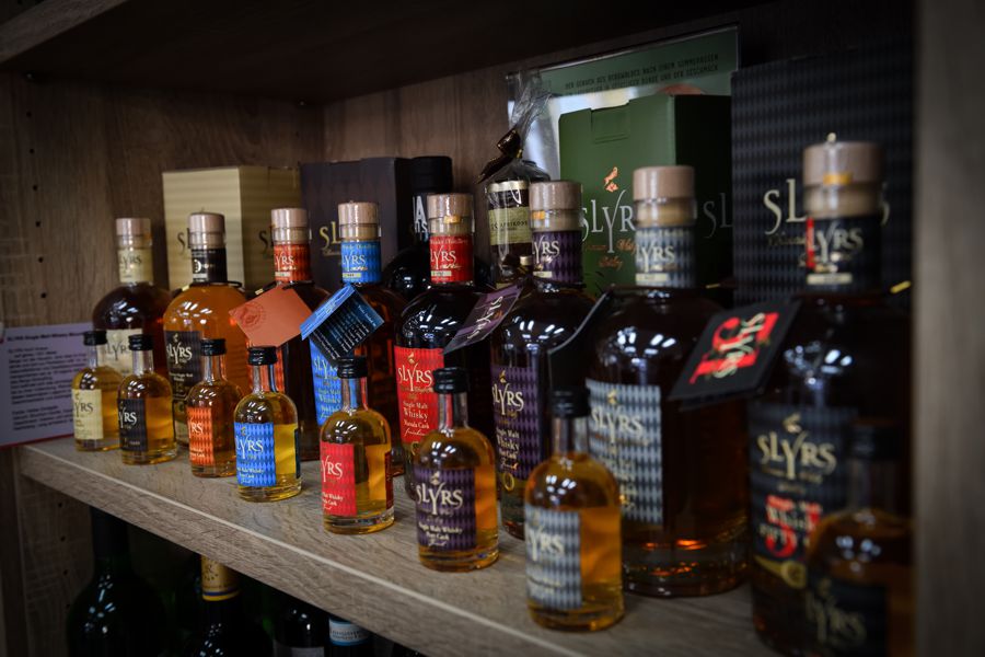 Ausstellung Slyrs Whiskey in unterschiedlichen Varianten.