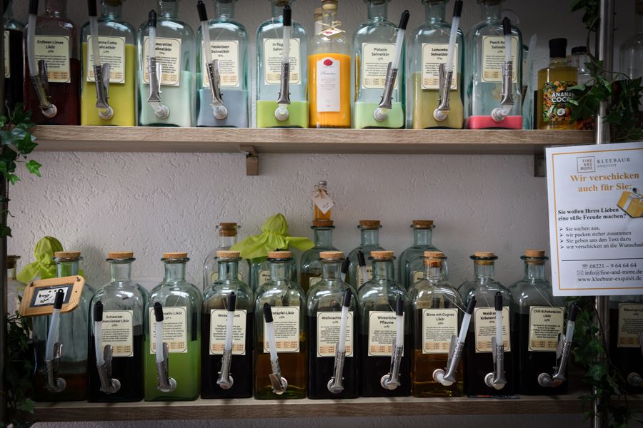 Getränkespender mit unterschiedlichen Inhalten im Regal.