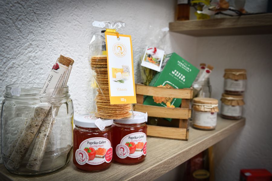 Ausstellung verschiedener Lebensmittel wie besondere Salze, Cracker und Paprika Gelee.