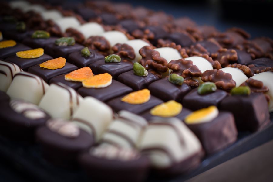 Ausstellung unterschiedlicher Pralinen dekorativ angerichtet.
