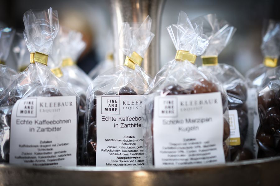 Ausstellung echter Kaffeebohnen in einzelnen Beuteln.