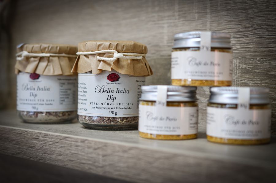 Ausstellung von verschiedenen Dips in Schraubgläsern.