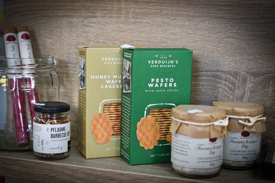 Ausstellung verschiedener Lebensmittel wie besondere Salze, Cracker und Dips.