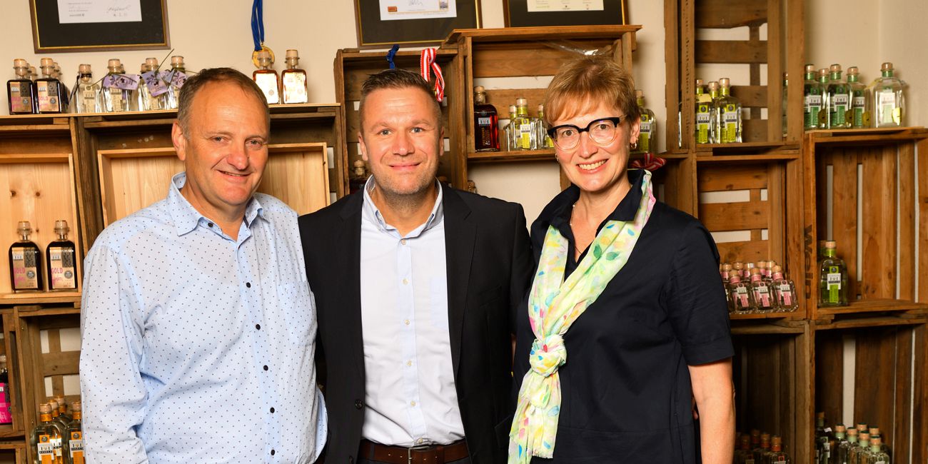 Anton Eisele, Jan Iffert Bereichsleiter Private Banking und Sabine Eisele vor der Ausstellung in Ihrem Geschäft.