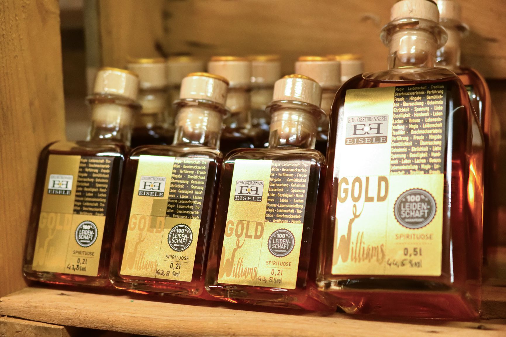 Ausstellung verschiedener Getränkeflaschen.