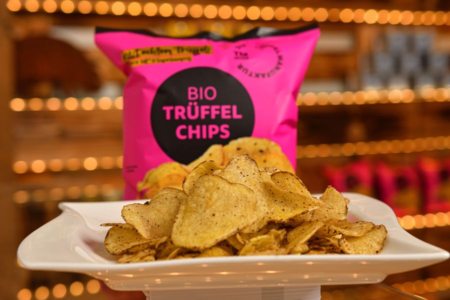 Ausstellung von Bio Trüffelchips mit und ohne Verpackung.