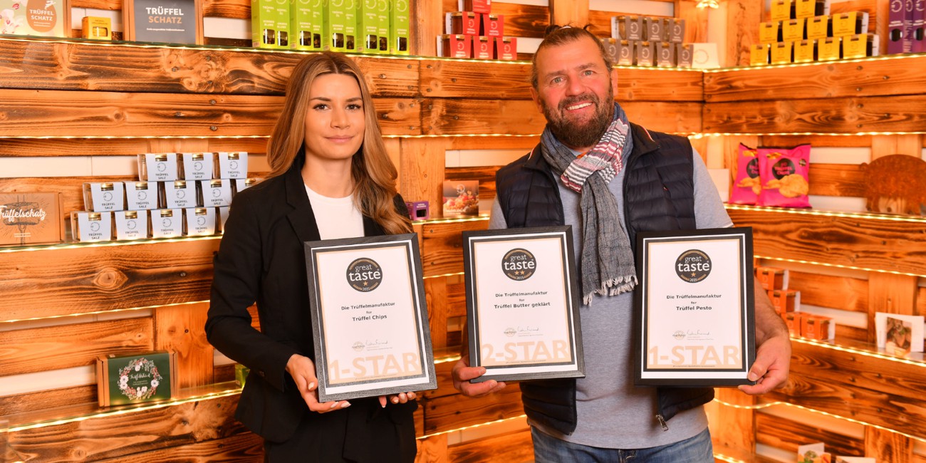 Sandra Hoffmann Referentin Private Banking und Alexander Keck vor der Ausstellung in seiner Manufaktur.