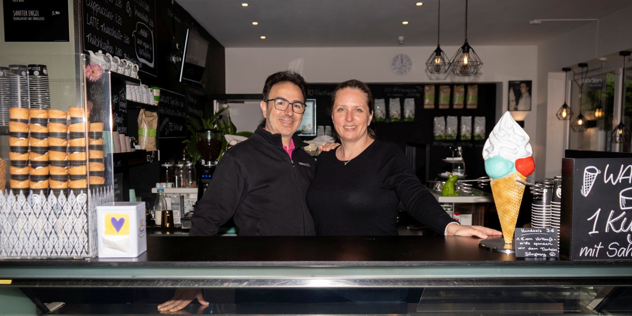 Antonio und Silke Micello hinter der Theke ihres Eiscafes.