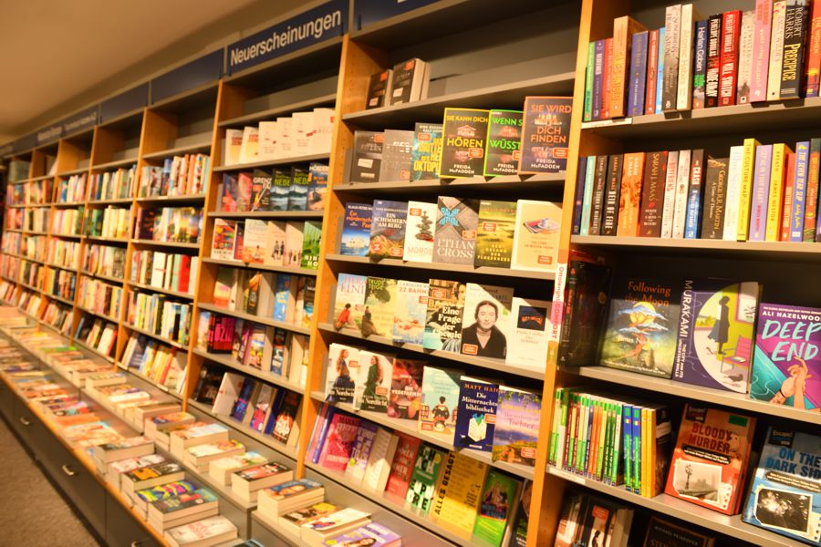 Auswahl an verschiedenen Büchern in Regalen. 
