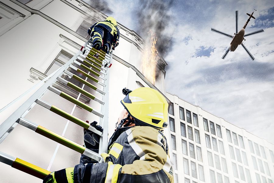: Ein Flugzeug in einem Wartungshangar steht auf einer professionellen Arbeitsplattform aus Aluminiumgerüsten.