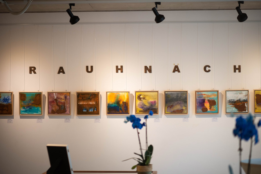 Ausstellung mehrerer Kunstwerke Der Rauhnächte-Zyklus.