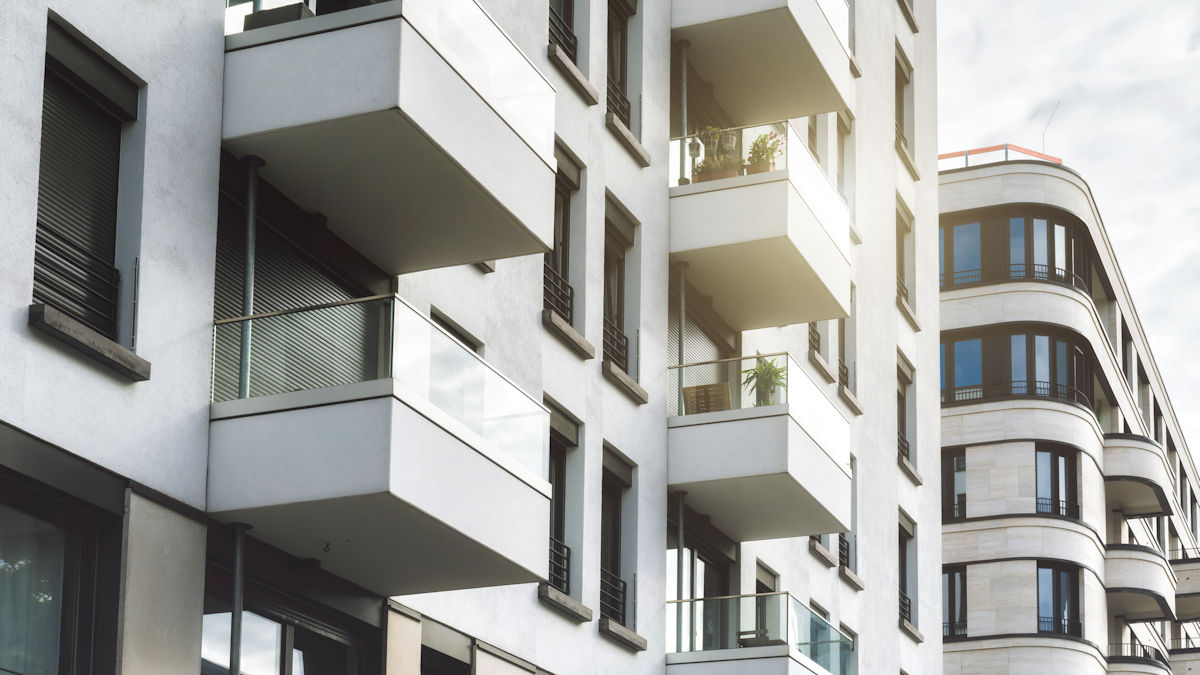 Musterbild von Hilpert AG – Neubauwohnungen mit Balkon und großzügigen Fenstern.