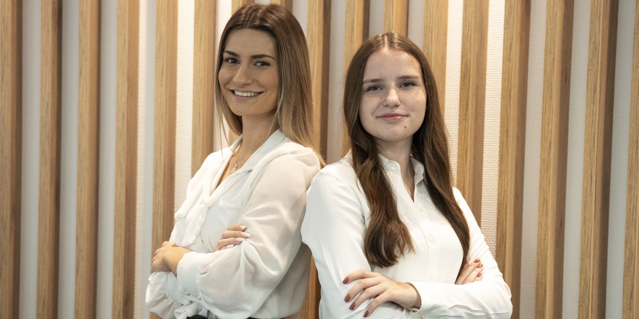 Referentin Private Banking Sandra Hoffmann und Assistenz PlatinumTeam Maria Schmid stehen Seite an Seite.