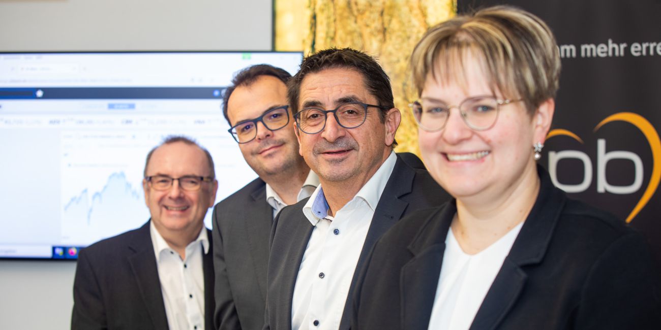 Alwin Renner, Christian Walburger, Ewald Gebauer Berater Private Banking und Martina Walburger Beraterin Private Banking sehen lächelnd in die Kamera.