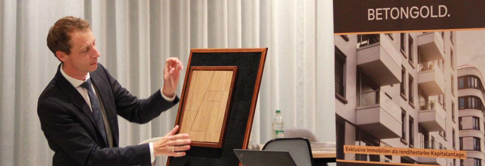 Referent Florian Kolb präsentiert einen Vortrag zum Thema Finanzpsychologie und Anlageverhalten beim PlatinumBanking-Event 